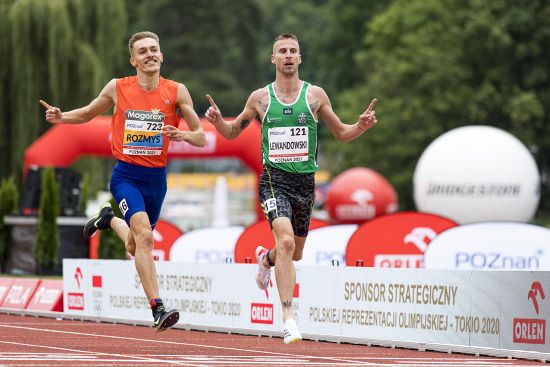 Marcin Lewandowski i Michał Rozmys wbiegają na metę