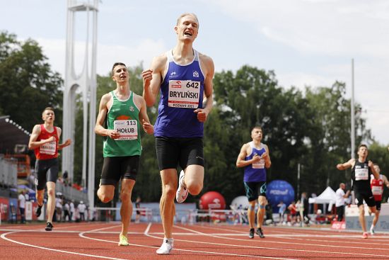 Robert Bryliński wbiega jako pierwszy na metę