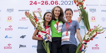 Triumfatorki 800m na podium